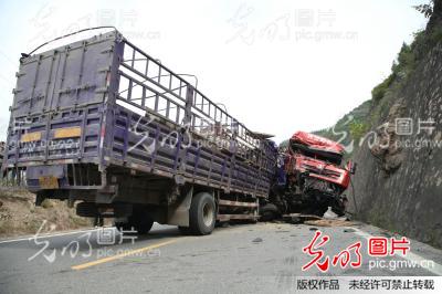 甘肃天水：消防员“撬开”60吨车体为司机“夹缝求生”