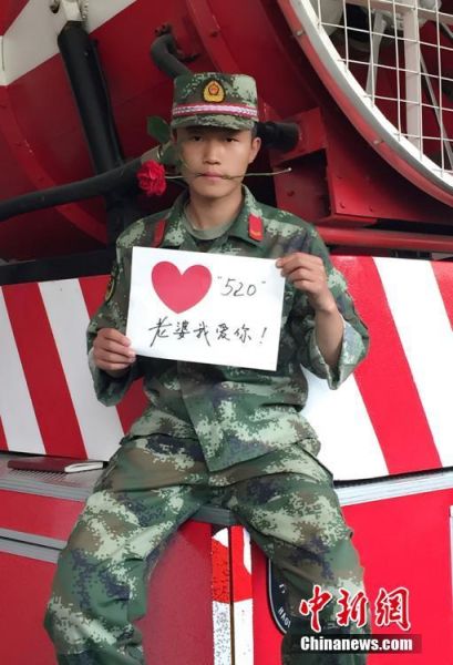 做卡片表爱意。 王志文 摄