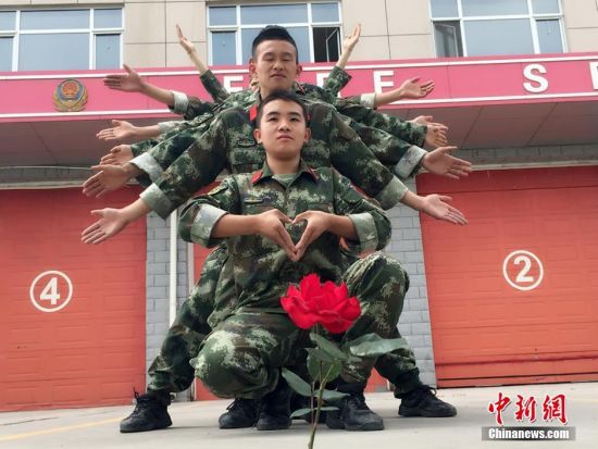 消防官兵在训练场摆出“千手观音”造型。 王志文 摄