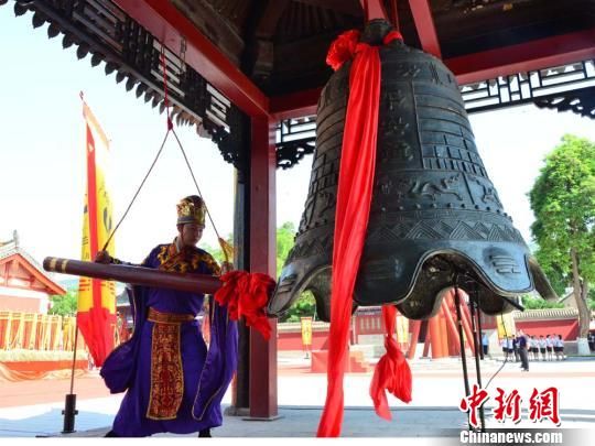 6月22日上午，2017（丁酉）年公祭中华人文始祖伏羲大典22日上午在甘肃天水市和台湾台北市同时举行，这是海峡两岸连续第四年同时、异地共祭伏羲。　崔琳　摄