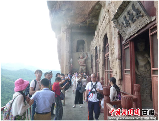 记者们采访麦积山石窟。