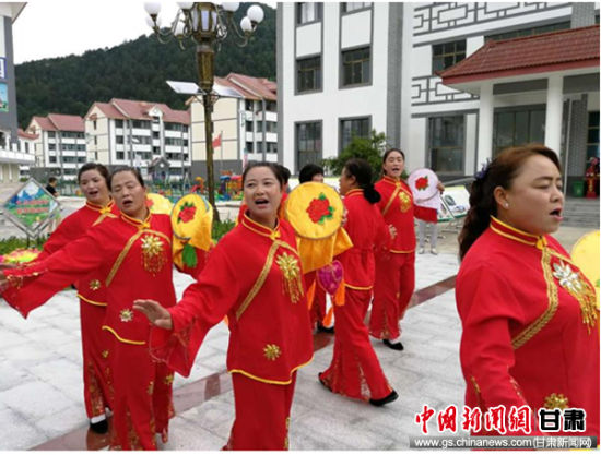 采访团来到秦州区娘娘坝镇特色新型城镇安置区。