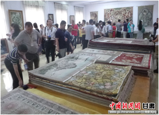 记者们采访新天丝毯有限公司。