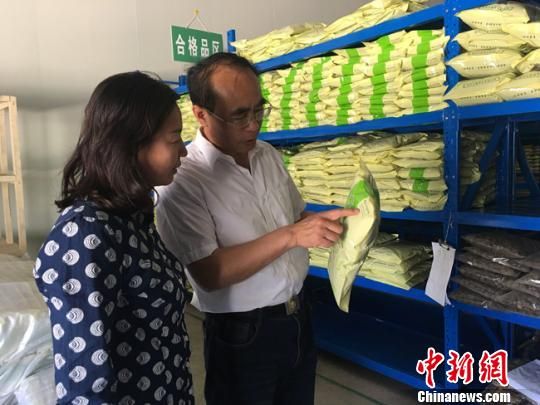 近年来，天水市各县区探索出各具特色的多种“三变”模式，武山县将财政扶贫资金量化折股到当地50个中药材种植较多的贫困村，每年按10%的股息给予入股村每村2万元分红。图为武山伏羲药业加工成品展示。　张婧　摄