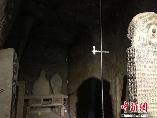 麦积山石窟133窟预警监测设备安装齐全，包括温湿度、二氧化碳、裂隙监测等设备共20余个，对窟内环境的动态变化进行实时测量。图中分布在窟内墙体及地面等不同位置的白色盒装设备均为监测所用。张婧 张婧 摄