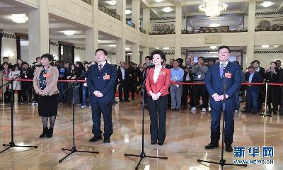 （两会·面对面）（3）全国政协委员接受采访