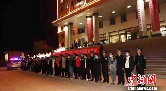 “陇风一号”行动期间，甘肃省各级公安机关累计排查各类重点场所8800余处，打掉涉黑涉恶团伙57个。　高康迪 摄