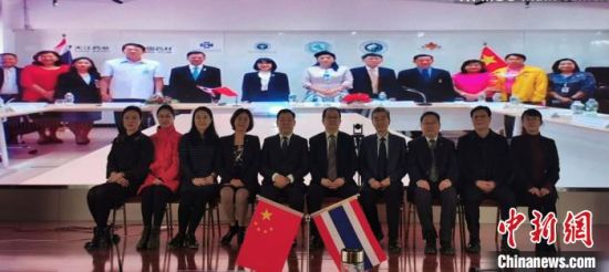 2月25日,甘肃省卫生健康委与泰国卫生部泰医和替代医学司共同举办《关于传统医药研究和发展的合作谅解备忘录》线上签约仪式。甘肃省卫生健康委供图