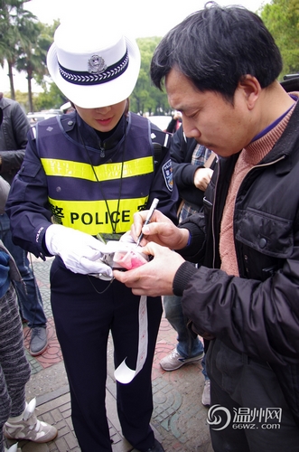 温州对“中国式过马路”开出第一张罚单 温州对“中国式过马路”开出第一张罚单