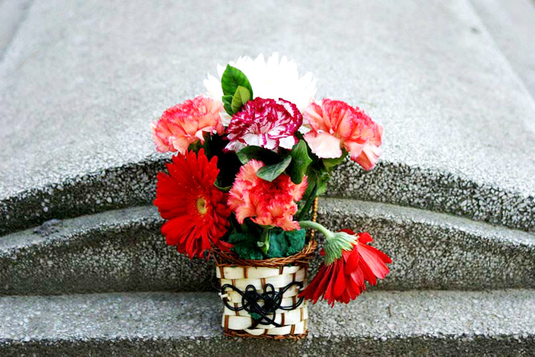 八宝山革命公墓内，摆放在先辈墓碑前的鲜花。