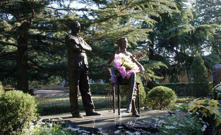 副总理李富春、与夫人蔡畅同志之墓