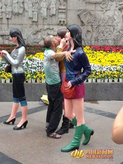 成都男子闹市舌吻女雕塑路人称神态投入(图)