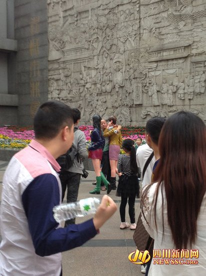 成都男子闹市舌吻女雕塑路人称神态投入(图)