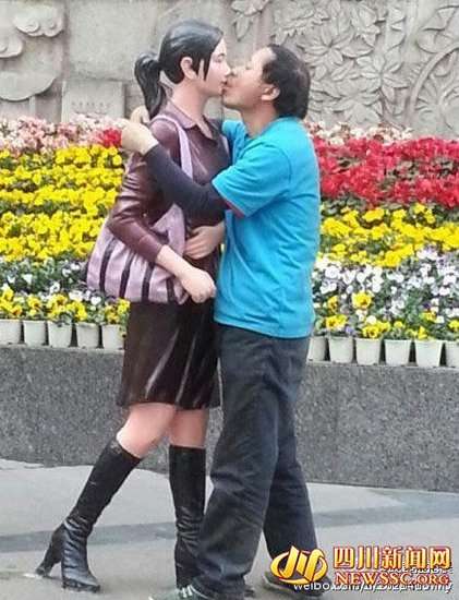 成都男子闹市舌吻女雕塑路人称神态投入(图)