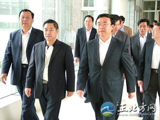 山东原副省长46情妇 奢靡生活令人目瞪口呆（组图）另有网友曝料说：2010年，有人给中纪委写信，举报黄胜，那是涉及一个副省长的名额人选（不便多说），中纪委派人来查，查了德州将近10名以前跟着黄胜的正县级干部，最突出的一个是原德州财政局的那个，我知道他儿子在澳洲，座驾开保时捷，此人家产官方说是2000万，但是，我知道的他就至少1个亿以上（包括固定资产），但是正要向上查正好是黄胜的时候，一个关键人物消失了，就是原黄胜在德州干书记的时候的御用司机。