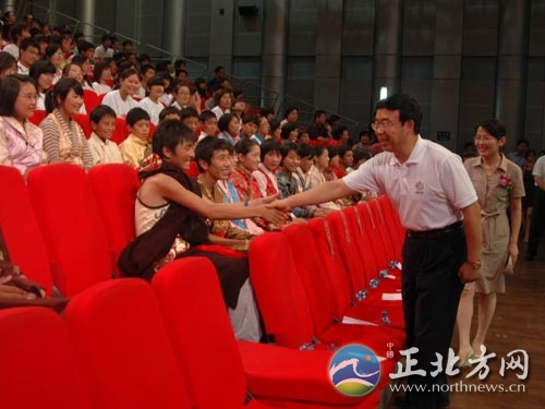 山东原副省长46情妇 奢靡生活令人目瞪口呆（组图）有网友曝光，黄胜大哥黄潍连，原潍坊市副市长，现是公共安全专家局局长；黄胜亲弟黄进，是潍坊市卫生局局长。一个自称“普通潍坊市民”的网友在百度德州吧里这样写道：“祸害一方百姓！一个也别放过！说起黄家在潍坊多无法无天谁不知道？罪有应得！”。当然，这是否是真实的，还需要中纪委的证实。