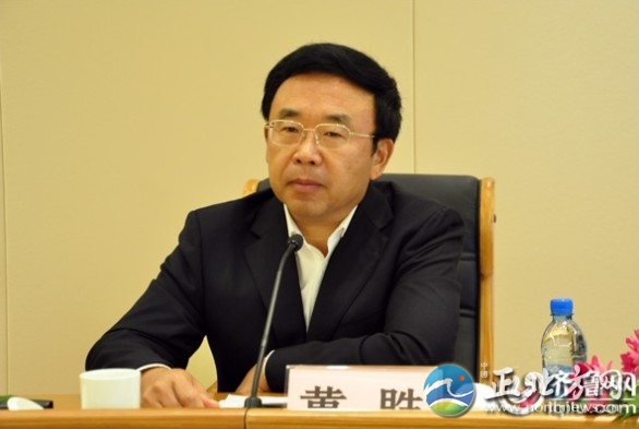 山东原副省长46情妇 奢靡生活令人目瞪口呆（组图）也许黄副省长本来就是个“两面人”的缘故吧，在其落马后，无论在各大网站上，还是在他发迹的德州，都是大快人心与骂声。有人称他为“黄三亿”，有人说他老婆几乎垄断了德州房地产业，有人说他搞“一人得道，鸡犬升天”，也有有人说是他得罪了“贵人”。而最令人震惊的是昨日网上看到的一条消息，竟然说黄胜“贪污90亿美元巨款！包养46名情妇，有46处房产，家属已全部移民海外，此人正在接受内部调查。”目前此信息正在网上疯传。