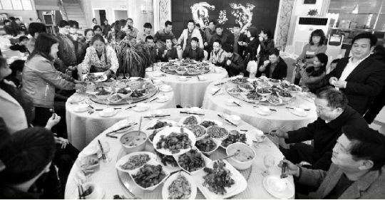 百名养殖户办“百鸡宴”