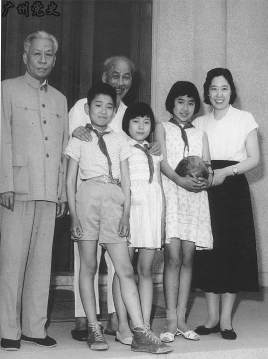 1962年，王光美、刘少奇在家中接待胡志明