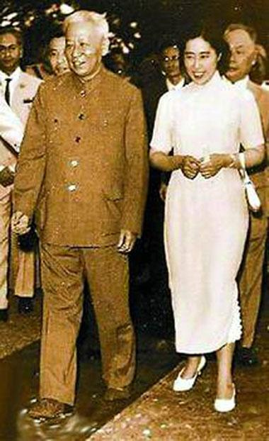1963年，王光美陪同刘少奇访印尼