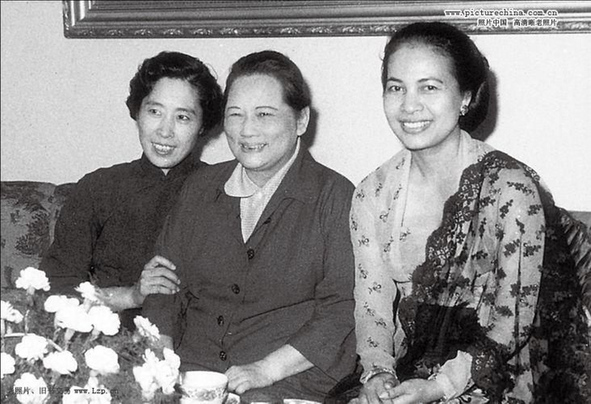 1962年，王光美、宋庆龄会见印尼总统苏加诺夫人哈蒂妮