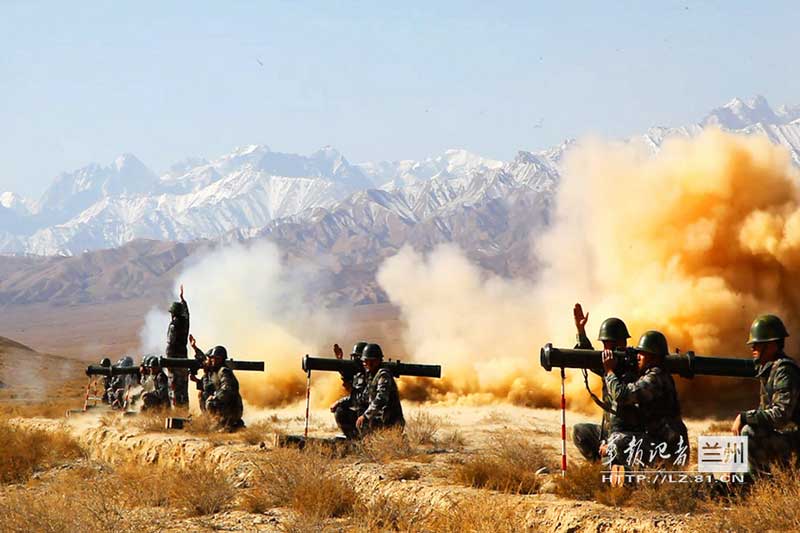 高清:火力猛！解放军官兵肩扛火箭筒群射