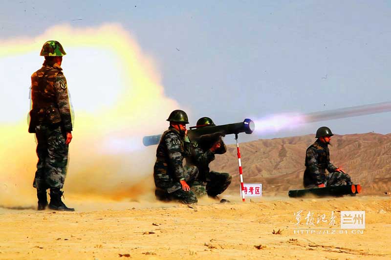 高清:火力猛！解放军官兵肩扛火箭筒群射【2】