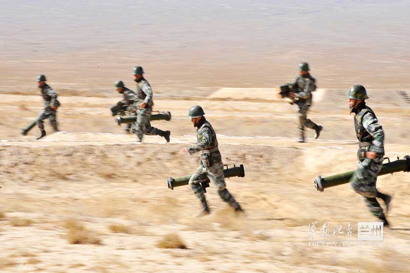 高清:火力猛！解放军官兵肩扛火箭筒群射【6】