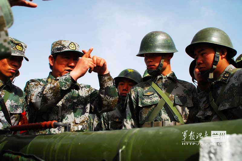 高清:火力猛！解放军官兵肩扛火箭筒群射【7】