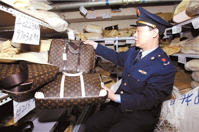 地铁通道内现假货库房LV爱马仕应有尽有（图）