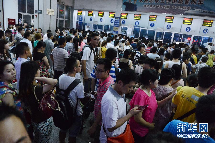 #（社会）（1）受暴雨影响四川南充多趟列车晚点 众多旅客滞留