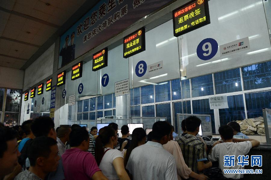 #（社会）（2）受暴雨影响四川南充多趟列车晚点 众多旅客滞留