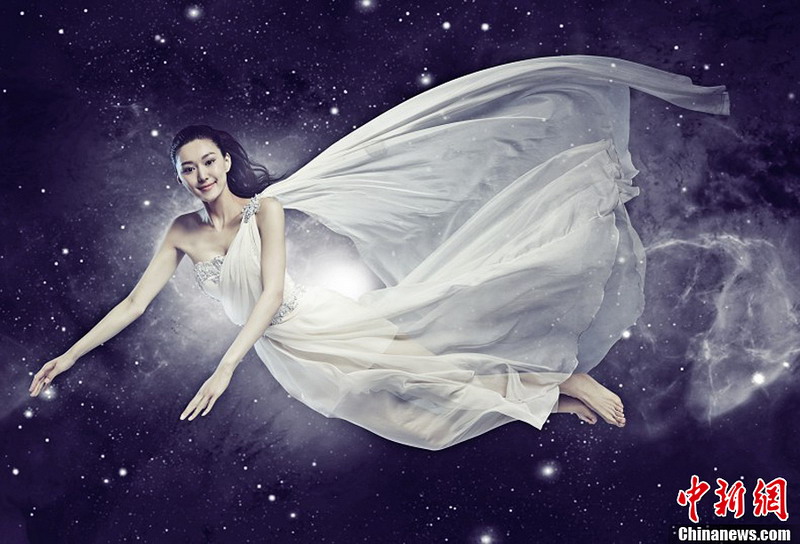 图为2013世界小姐中国区总决赛冠军直通赛佳丽——苗婷。