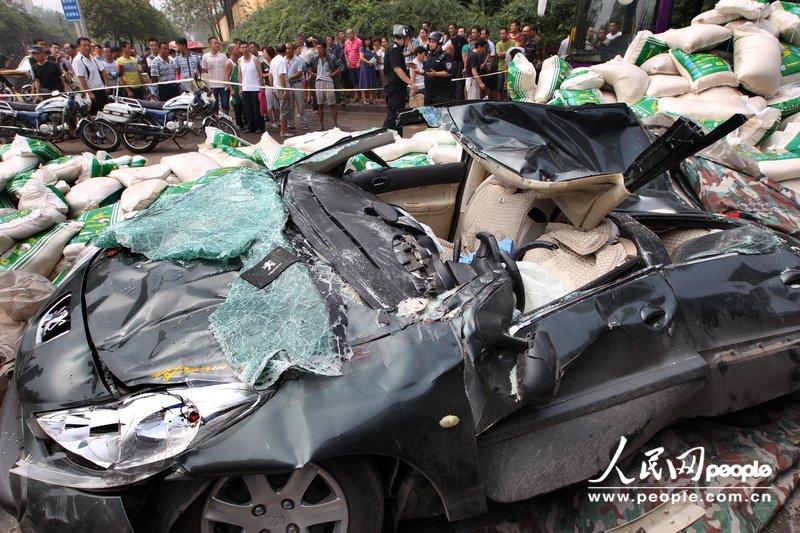 高清：河南一大货车侧翻压瘪小轿车 女车主奇迹生还【3】