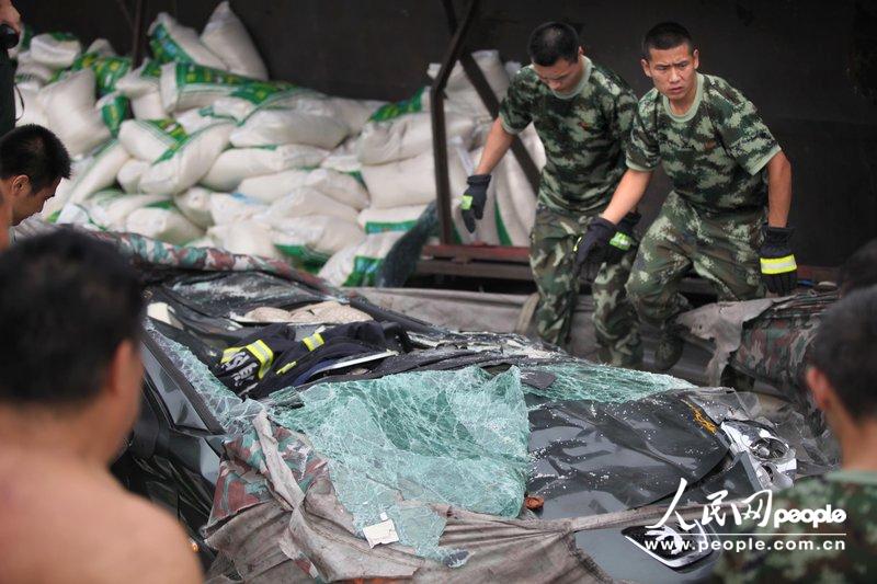 高清：河南一大货车侧翻压瘪小轿车 女车主奇迹生还【5】