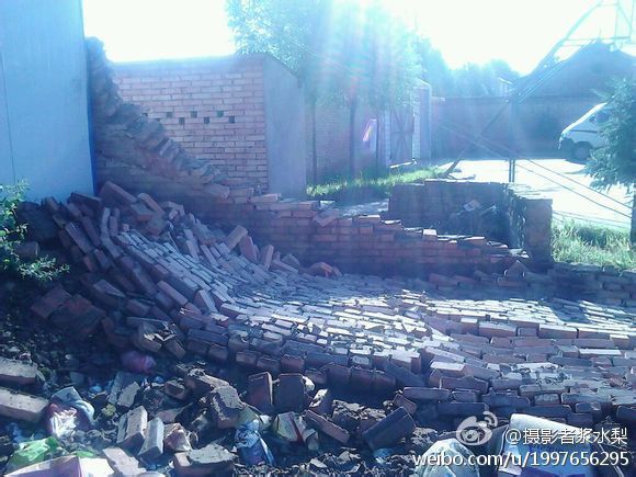 　图为地震现场照片。