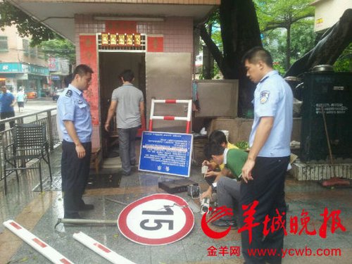 警方在现场核实被砸物品。