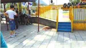 西安游乐设施3名游客甩出重伤 均未系安全扣