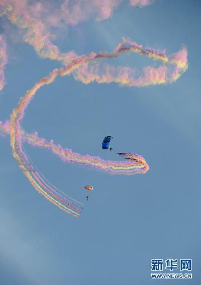 #(晚报)(3)第二届沈阳法库国际飞行大会开幕