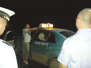 的哥错按“被打劫”键 女乘客成“劫匪”被包围