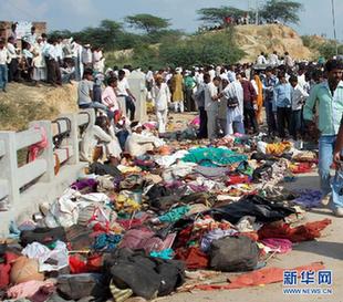 （国际）（2）印度一寺庙发生踩踏事件致50多人死亡