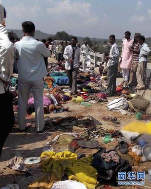 （国际）印度一寺庙发生踩踏事件致50多人死亡