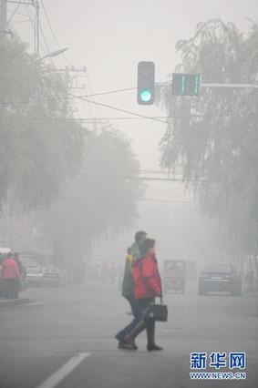 （生态）（4）哈尔滨市区发生重度雾霾 中小学停课部分高速路封闭