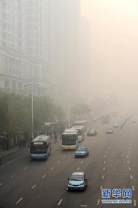 （生态）（3）哈尔滨市区发生重度雾霾 中小学停课部分高速路封闭