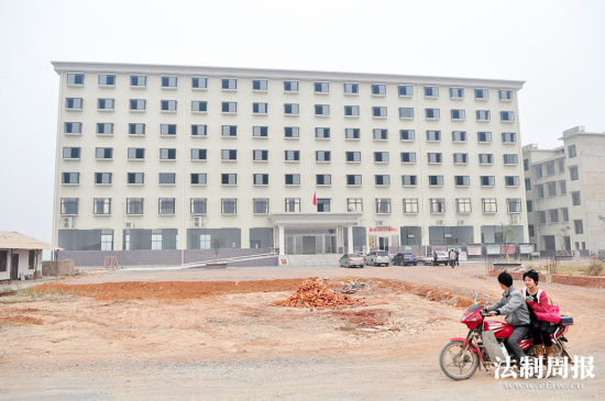 这栋7层的村部大楼，目前2层以上均为闲置的毛坯房，村干部称将会出租以“招商引资”。