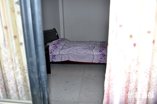 在村部楼会议室的“值班室”里还配有床铺。