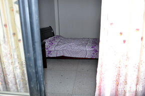 在村部楼会议室的“值班室”里还配有床铺。