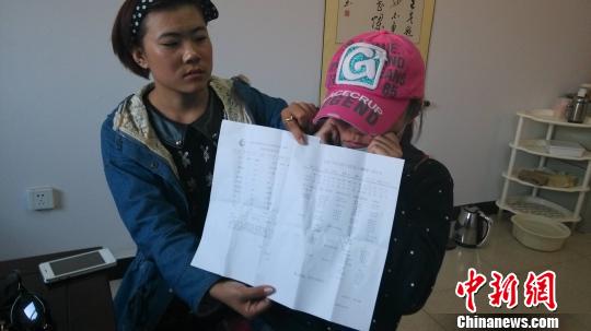 图为徐晓云（戴帽子）展示诊断结果。　刘洋　摄