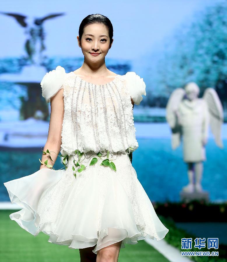 （文化）（4）蔡美月婚纱礼服发布会在京举行
