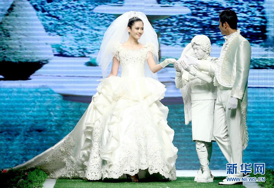 （文化）（1）蔡美月婚纱礼服发布会在京举行
